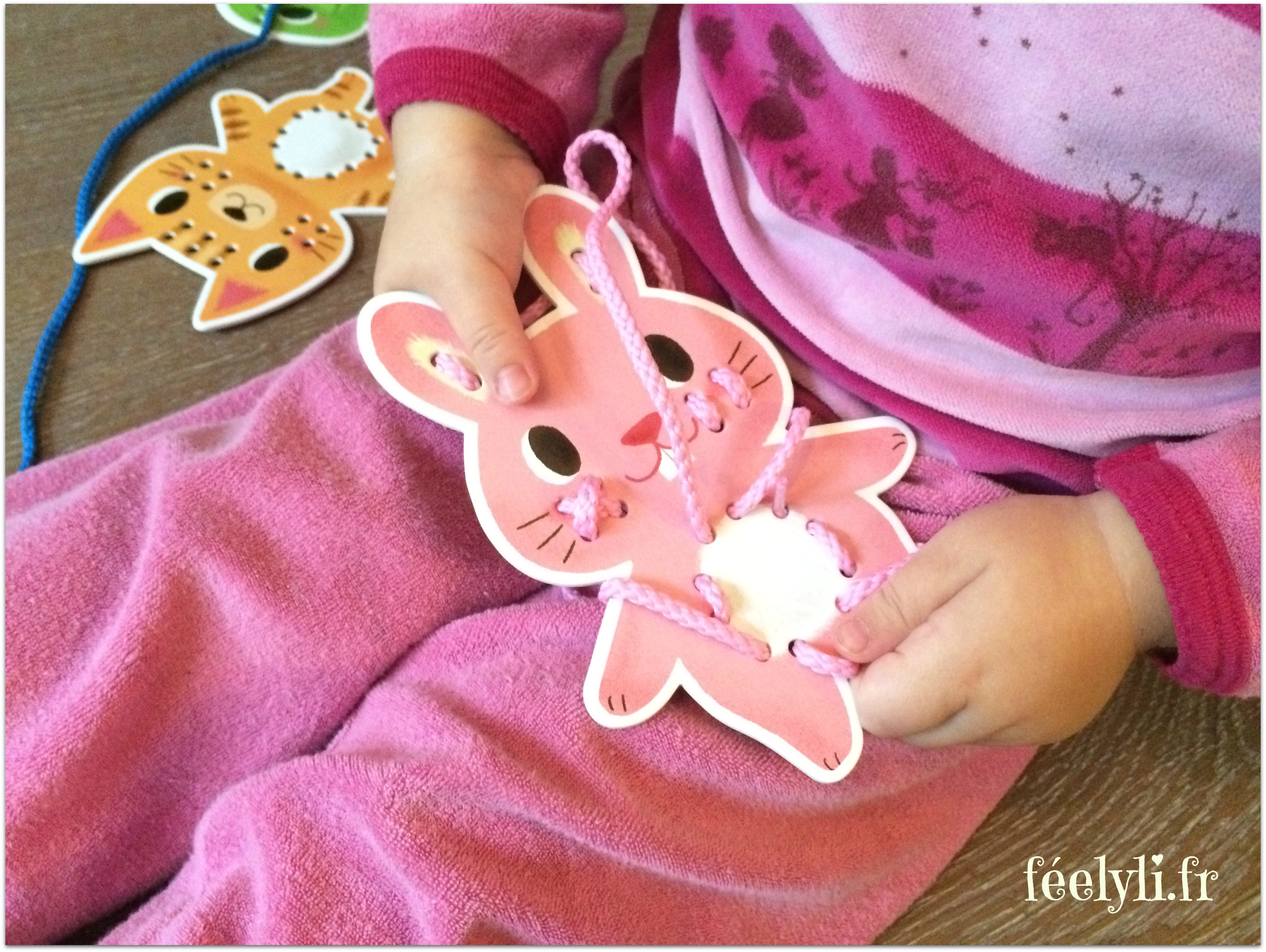 Ensemble de 26 cartes à lacets pour enfants, 26 cartes de couture recto verso avec des lettres majuscules et 26 lacets colorés, jouets de lacets pour le développement de l'imagination pour enfants