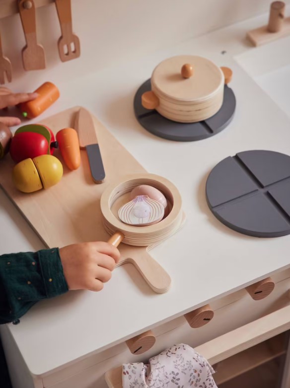 enfant jouant avec dinette en bois vertbaudet